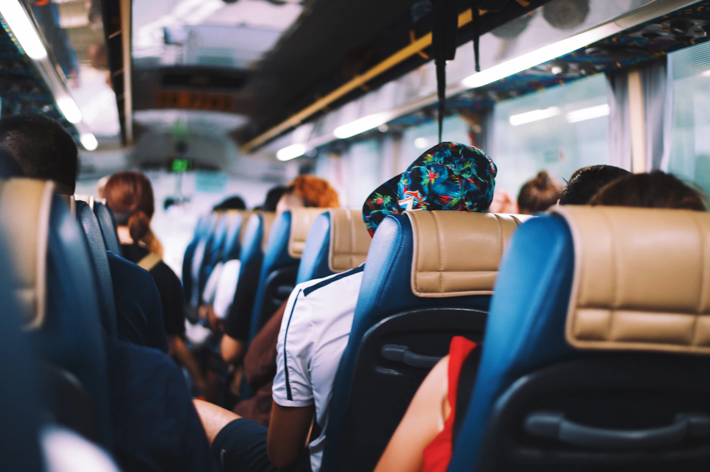 Cestujúci v autobuse cestou do práce