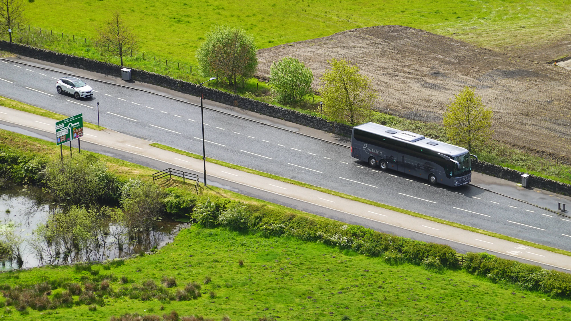 Autobus na ceste medzi poliami, letecký pohľad